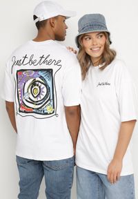 Born2be - Biała Bawełniana Koszulka T-shirt z Napisem Just Be There i Nadrukiem Melarea. Kolor: biały. Materiał: bawełna. Wzór: napisy, nadruk #3