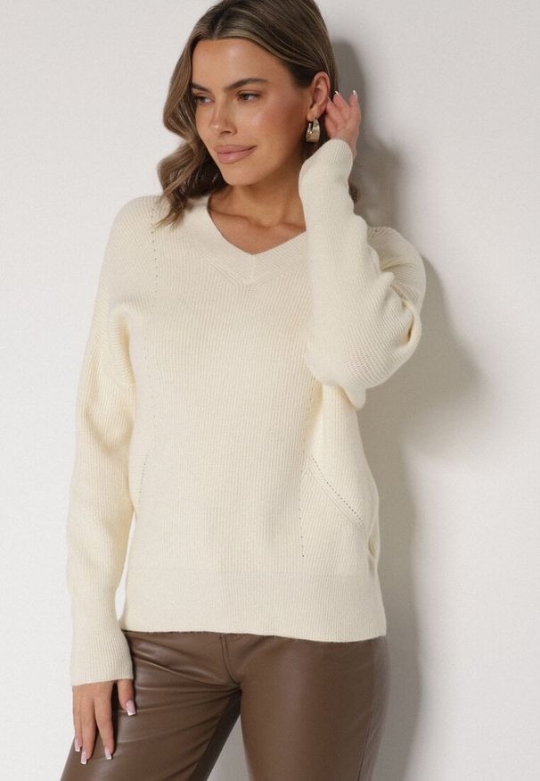 Born2be - Jasnobeżowy Sweter z Domieszką Kaszmiru z Dekoltem w Serek Feralaine. Okazja: na co dzień, na spotkanie biznesowe. Typ kołnierza: dekolt w serek. Kolor: beżowy. Materiał: kaszmir. Styl: biznesowy, klasyczny, casual, elegancki