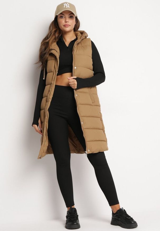 Born2be - Beżowa Długa Pikowana Kamizelka Zapinana na Napy i Suwak Ishtar. Kolor: beżowy. Długość: długie