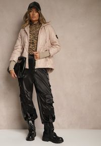 Renee - Złoto-Różowa Kurtka z Pikowanymi Przeszyciami Kapturem i Warstwowymi Rękawami Tulamia. Okazja: na co dzień. Kolor: złoty. Materiał: jeans. Styl: casual #5