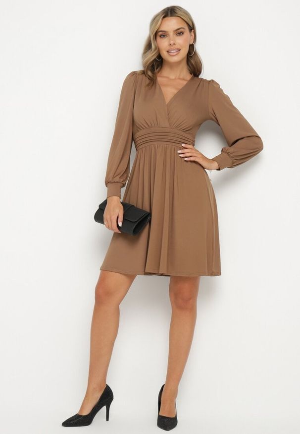 Born2be - Brązowa Rozkloszowana Sukienka z Wiskozą Selithiel. Okazja: na wesele, na ślub cywilny, na imprezę. Typ kołnierza: dekolt w serek. Kolor: brązowy. Materiał: wiskoza. Styl: elegancki