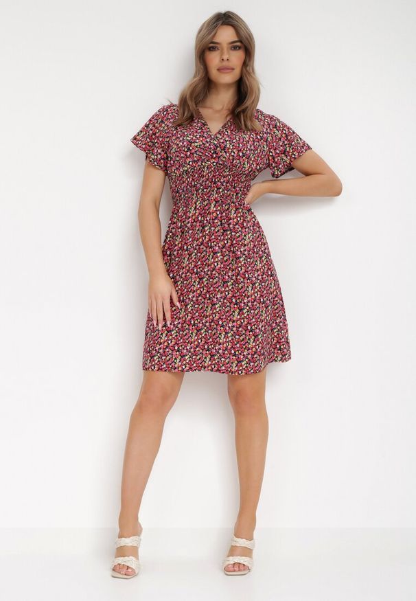 Born2be - Granatowa Sukienka Aesampos. Typ kołnierza: dekolt kopertowy. Kolor: niebieski. Wzór: kwiaty. Sezon: lato. Typ sukienki: kopertowe. Długość: mini