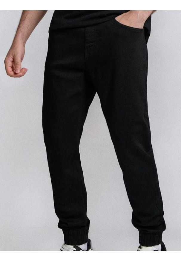 Sinsay - Jeansy jogger - czarny. Kolor: czarny