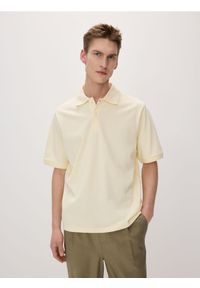 Reserved - Koszulka polo oversize - jasnożółty. Typ kołnierza: polo. Kolor: żółty. Materiał: dzianina, bawełna