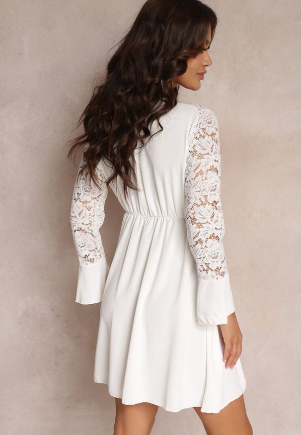 Renee - Biała Sukienka Mini z Gumką w Pasie i Koronkowymi Rękawami Cobham. Kolor: biały. Materiał: koronka. Długość: mini