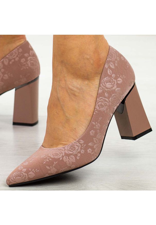 Różowe czółenka damskie na słupku Vinceza 62223. Okazja: na co dzień, na spotkanie biznesowe. Kolor: różowy. Materiał: skóra. Szerokość cholewki: normalna. Sezon: wiosna, lato. Obcas: na słupku. Styl: biznesowy, elegancki, casual, klasyczny, wizytowy