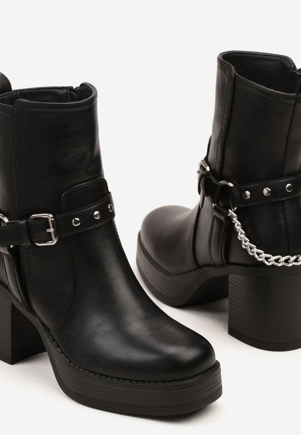 Renee - Czarne Botki na Słupkowym Obcasie Zdobione Paskiem ze Sprzączką i Łańcuszkiem Ilvisse. Okazja: na co dzień. Zapięcie: pasek. Kolor: czarny. Materiał: skóra, jeans. Wzór: aplikacja. Obcas: na obcasie. Styl: casual, elegancki. Wysokość obcasa: średni