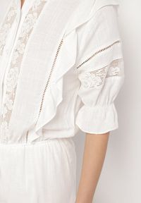 Born2be - Biały Kombinezon z Lnu i Wiskozy w Stylu Boho z Falbankami i Koronką Linalisse. Okazja: na co dzień. Kolor: biały. Materiał: wiskoza, len, koronka. Wzór: koronka. Styl: boho #4