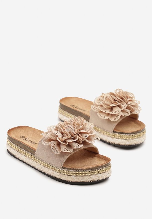 Renee - Ciemnobeżowe Klapki na Plecionej Podeszwie Zdobione Kwiatową Aplikacją Kinisea. Kolor: beżowy. Wzór: kwiaty, aplikacja. Sezon: lato. Styl: boho, elegancki