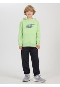 4f - 4F Bluza dresowa nierozpinana z kapturem chłopięca - zielona 164 (13-14 lat). Okazja: na co dzień. Typ kołnierza: kaptur. Kolor: zielony. Materiał: dresówka. Wzór: nadruk, ze splotem, gładki. Sezon: lato. Styl: sportowy, klasyczny, casual