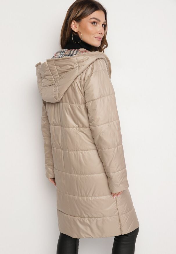 Born2be - Beżowa Pikowana Kurtka Przejściowa z Kapturem i Wsuwanymi Kieszeniami Lealianis. Okazja: na co dzień. Typ kołnierza: kaptur. Kolor: beżowy. Materiał: jeans, dzianina. Styl: elegancki, casual