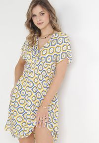 Born2be - Żółta Sukienka Mini z Wiskozy z Gumką w Pasie i Kopertowym Dekoltem Karisa. Kolor: żółty. Materiał: wiskoza. Długość rękawa: krótki rękaw. Sezon: wiosna, lato. Typ sukienki: kopertowe. Długość: mini #1
