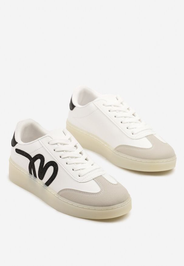 Born2be - Białe Sneakersy w Stylu Kultowych Tenisówek Zdobione Aplikacją Zillifia. Okazja: na co dzień. Nosek buta: okrągły. Kolor: biały. Materiał: jeans. Wzór: aplikacja