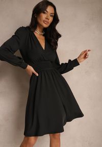 Renee - Czarna Sukienka z Wiskozą o Rozkloszowanym Kroju Selaitea. Okazja: na co dzień. Typ kołnierza: dekolt w serek. Kolor: czarny. Materiał: wiskoza. Styl: casual, elegancki