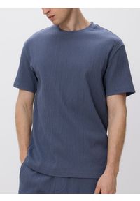 Reserved - Strukturalny t-shirt comfort fit - granatowy. Kolor: niebieski. Materiał: bawełna, dzianina