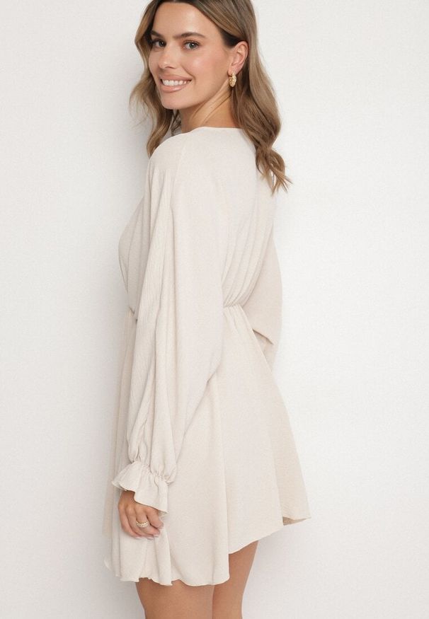 Born2be - Jasnobeżowa Sukienka o Rozkloszowanym Kroju z Ozdobnymi Mankietami Terellea. Okazja: na co dzień. Kolor: beżowy. Materiał: jeans. Długość rękawa: długi rękaw. Styl: elegancki, klasyczny, casual