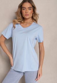 Renee - Jasnoniebieski T-shirt z Bawełny z Dekoltem w Serek Tanirea. Okazja: na co dzień. Typ kołnierza: dekolt w serek. Kolor: niebieski. Materiał: bawełna. Styl: casual #3
