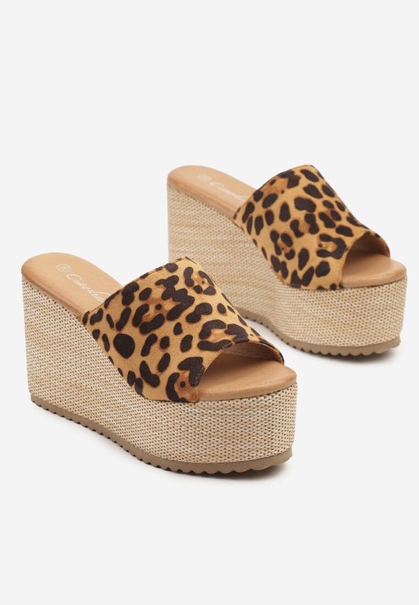 Born2be - Panterkowe Klapki z Szerokim Paskiem i Wysokim Koturnie z Platformą Lornea. Materiał: materiał. Sezon: lato. Obcas: na koturnie. Styl: boho