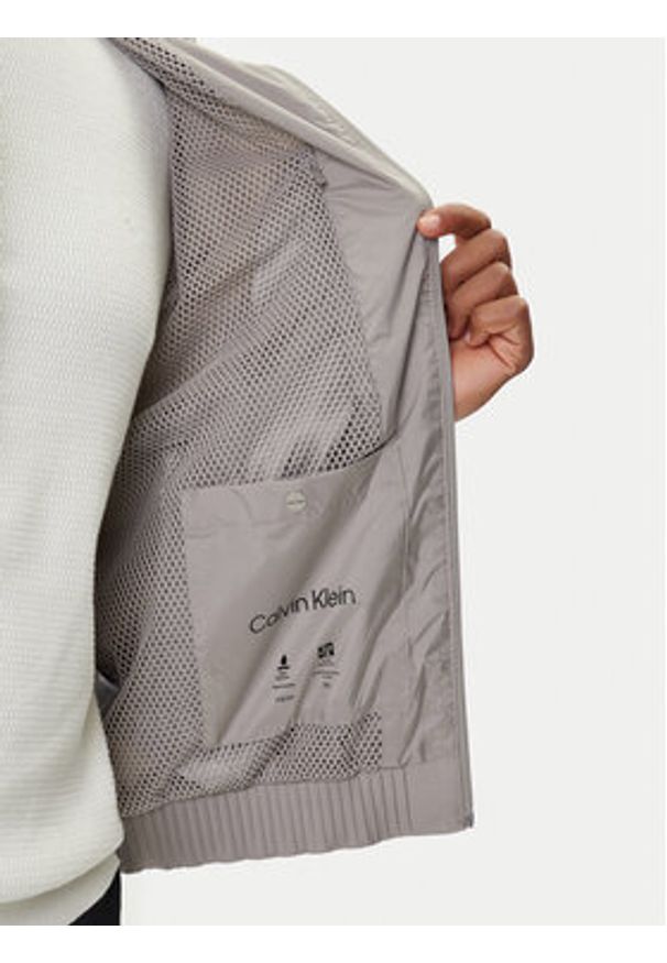 Calvin Klein Kurtka przejściowa LV04LC511G Beżowy Relaxed Fit. Kolor: beżowy. Materiał: syntetyk