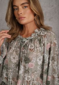Renee - Ciemnobeżowy Kombinezon Casual w Kwiaty w Eterycznym Stylu z Falbankami Antedeia. Okazja: na co dzień. Kolor: beżowy. Materiał: materiał. Wzór: kwiaty. Styl: casual #4
