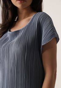 Born2be - Niebieska Bluzka na Krótki Rękaw z Plisowanej Tkaniny Undirea. Okazja: do pracy, na co dzień. Kolor: niebieski. Materiał: tkanina. Długość rękawa: krótki rękaw. Długość: krótkie. Styl: elegancki, klasyczny, casual #4