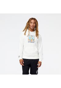 Bluza męska New Balance MT31588SST – biała. Kolor: biały. Materiał: bawełna, poliester, prążkowany, dresówka. Wzór: napisy. Sport: koszykówka