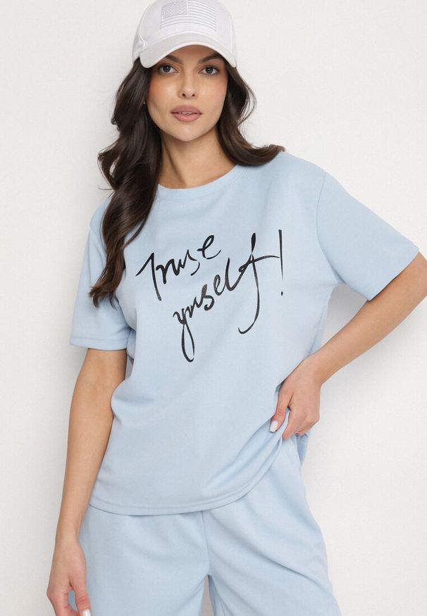 Born2be - Jasnoniebieski T-shirt z Ozdobnym Nadrukiem z Brokatem Tenesia. Okazja: na co dzień. Kolor: niebieski. Materiał: jeans, materiał. Wzór: nadruk. Styl: klasyczny, elegancki, casual
