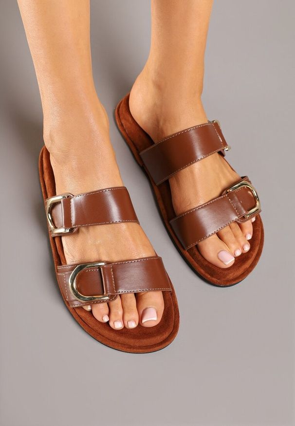 Renee - Brązowe Klapki Vices z Zaokrąglonymi Klamrami Nilarila. Okazja: na co dzień. Kolor: brązowy. Materiał: jeans. Sezon: lato. Styl: klasyczny, casual