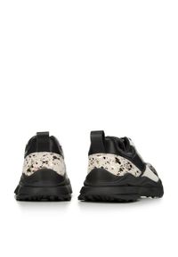 Wittchen - Damskie sneakersy z połyskującą wstawką czarno-beżowe. Kolor: wielokolorowy, beżowy, czarny. Materiał: zamsz, skóra. Obcas: na platformie #7