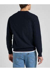 Lee - LEE RAGLAN CREW KNIT MĘSKI SWETER KLASYCZNY LOGO NAVY L83PKH35. Długość rękawa: raglanowy rękaw. Styl: klasyczny