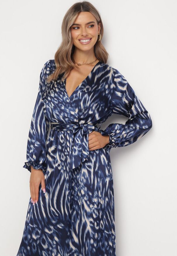 Born2be - Granatowo-Niebieska Rozkloszowana Sukienka Maxi z Wiązanym Paskiem Saben. Typ kołnierza: dekolt kopertowy. Kolor: niebieski. Materiał: materiał. Typ sukienki: kopertowe. Długość: maxi