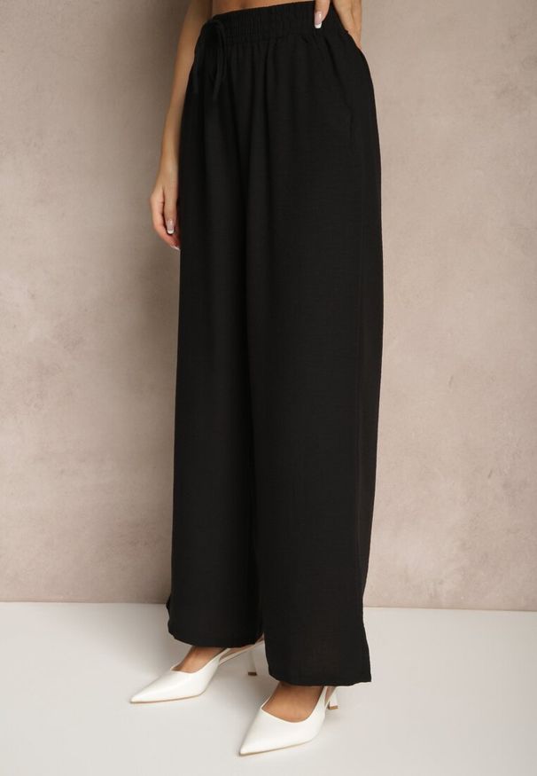 Renee - Czarne Szerokie Spodnie Palazzo High Waist z Ozdobnym Wiązaniem Arandiel. Okazja: na co dzień. Stan: podwyższony. Kolor: czarny. Materiał: jedwab. Styl: wizytowy, casual, street