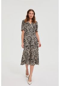 MOODO - Wzorzysta sukienka midi beżowa. Kolor: beżowy. Materiał: poliester, elastan. Długość: midi #1