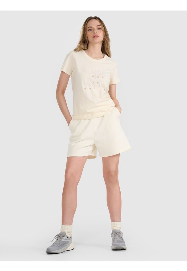 4f - 4F T-shirt regular z nadrukiem damski - beżowy XS. Okazja: na co dzień. Kolor: beżowy. Materiał: tkanina, bawełna, materiał, dzianina, jersey. Długość rękawa: krótki rękaw. Długość: krótkie. Wzór: nadruk. Sezon: lato. Styl: klasyczny, casual, sportowy