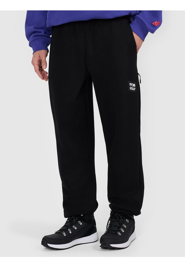 4f - 4F Spodnie dresowe męskie - czarne L. Kolor: czarny. Materiał: dresówka. Sport: snowboard