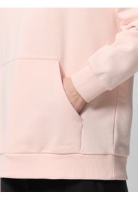 outhorn - Bluza oversize z kapturem damska - łososiowa. Typ kołnierza: kaptur. Kolor: różowy. Materiał: bawełna, poliester, prążkowany, materiał, dzianina. Wzór: ze splotem, gładki #2