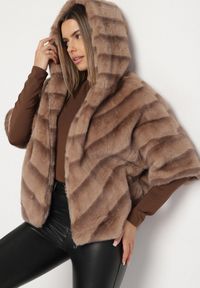 Born2be - Beżowa Kurtka Futerko Oversize z Kapturem i Rękawami 3/4 Idanne. Okazja: na co dzień. Typ kołnierza: kaptur. Kolor: beżowy. Materiał: futro. Styl: klasyczny, casual, elegancki