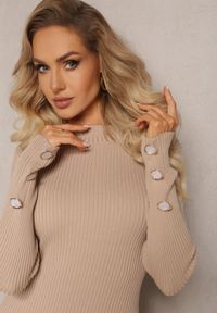 Renee - Beżowa Maxi Prążkowana Sukienka o Dopasowanym Kroju z Guzikami i Wycięciem Inelia. Kolor: beżowy. Materiał: prążkowany. Długość: maxi #3