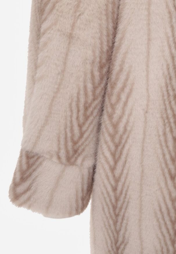 Born2be - Jasnobeżowy Płaszcz Futerko w Pionowy Wzór z Kapturem Cahroris. Typ kołnierza: kaptur. Kolor: beżowy. Materiał: futro. Styl: elegancki, klasyczny