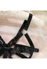 Intica - Body z regulowanymi paskami w stylu harness Remedios. Kolor: czarny. Materiał: materiał, skóra. Wzór: paski #9