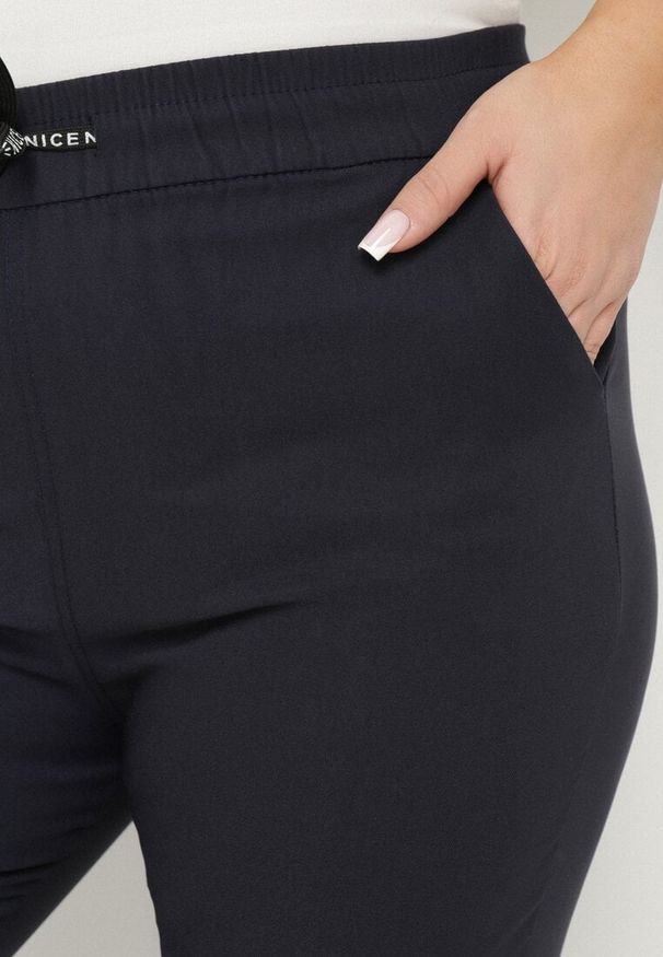 Born2be - Granatowe Spodnie z Bawełną Wysokim Stanem i Wstążką z Napisami Haladwena. Okazja: na co dzień. Stan: podwyższony. Kolor: niebieski. Materiał: bawełna. Wzór: napisy. Styl: casual, klasyczny