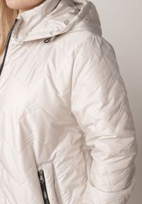 Born2be - Jasnoszara Przejściowa Pikowana Kurtka z Odpinanym Kapturem Nevistta. Okazja: na spacer, na co dzień, do pracy. Kolekcja: plus size. Kolor: szary. Materiał: poliester, jeans. Styl: casual, elegancki #2