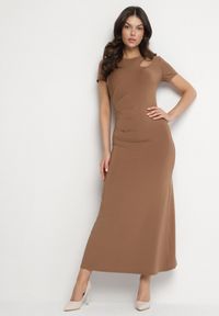 Born2be - Brązowa Sukienka o Dopasowanym Fasonie z Lekkimi Marszczeniami Aporea. Okazja: na co dzień. Kolor: brązowy. Długość rękawa: krótki rękaw. Sezon: wiosna, lato. Typ sukienki: dopasowane, sportowe. Styl: casual, elegancki, sportowy #1