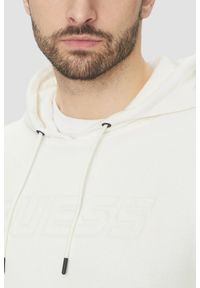 Guess - GUESS Biała bluza męska Aldwin, Rozmiar L. Okazja: na co dzień. Kolor: biały. Materiał: poliester, bawełna, materiał. Długość rękawa: długi rękaw. Długość: długie. Styl: casual, klasyczny #3