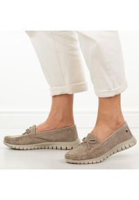 Beżowe ażurowe skórzane mokasyny damskie Vinceza 95401. Okazja: na co dzień, na spacer. Nosek buta: okrągły. Zapięcie: bez zapięcia. Kolor: beżowy. Szerokość cholewki: normalna. Wzór: ażurowy. Materiał: skóra, zamsz. Sezon: wiosna, lato. Styl: casual, klasyczny, elegancki #1