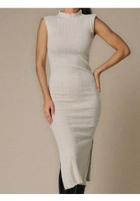 Sinsay - Bawełniana sukienka midi z metalizowaną nicią - beżowy. Kolor: beżowy. Materiał: bawełna. Długość: midi #1