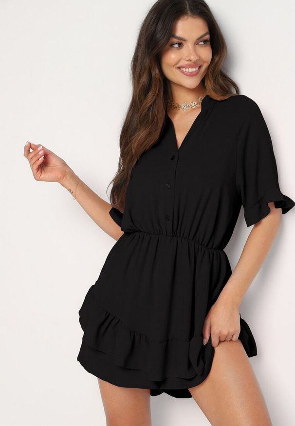 Born2be - Czarny Taliowany Kombinezon z Gumką w Talii i Ozdobną Falbanką przy Rękawach Nanselena. Kolor: czarny. Długość rękawa: krótki rękaw. Długość: krótkie. Styl: elegancki