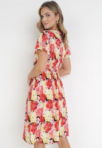 Born2be - Żółto-Czerwona Rozkloszowana Sukienka z Metaliczną Nitką i Wiązanym Paskiem Noldan. Kolor: czerwony. Materiał: wiskoza, materiał, tkanina. Wzór: kwiaty #2