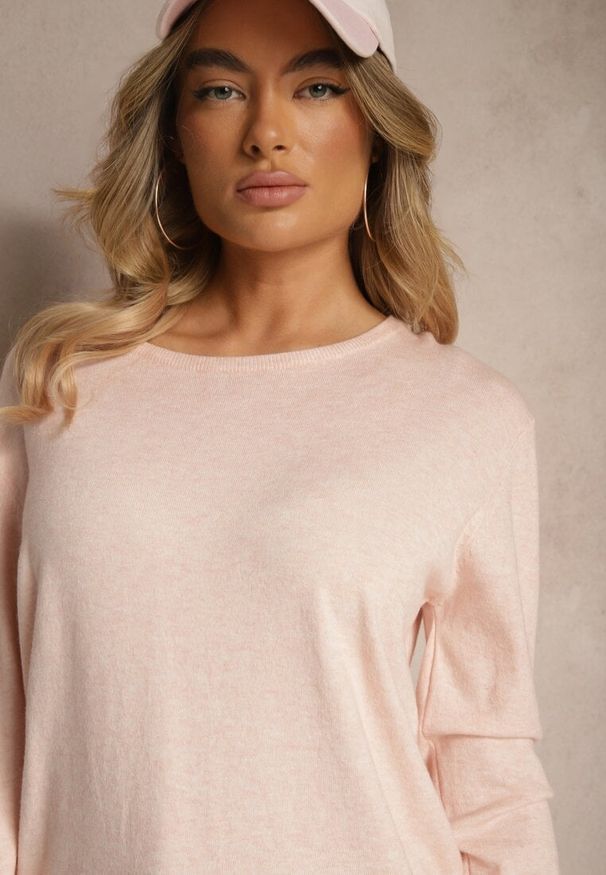 Renee - Jasnoróżowy Sweter z Dodatkiem Kaszmiru Ozdobiony Ściągaczami Sanadora. Okazja: na co dzień. Kolor: różowy. Materiał: kaszmir. Wzór: aplikacja. Styl: klasyczny, elegancki, casual