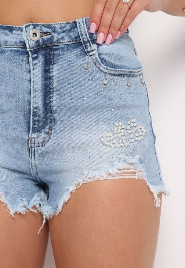 Born2be - Niebieskie Jeansowe Szorty z Postrzępionym Nogawkami Zdobione Cyrkoniami i Perłami Jarelyn. Kolor: niebieski. Materiał: jeans. Wzór: aplikacja. Sezon: lato, wiosna. Styl: klasyczny